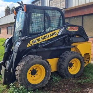 Minicargador marca NEW HOLLAND Modelo L218CAB