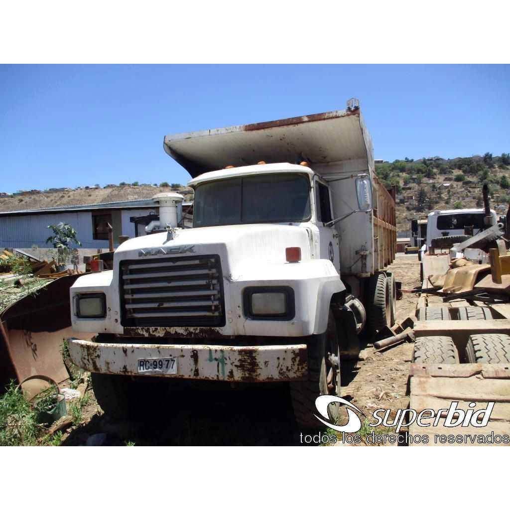 Camión tolva marca MACK Modelo RD688SX