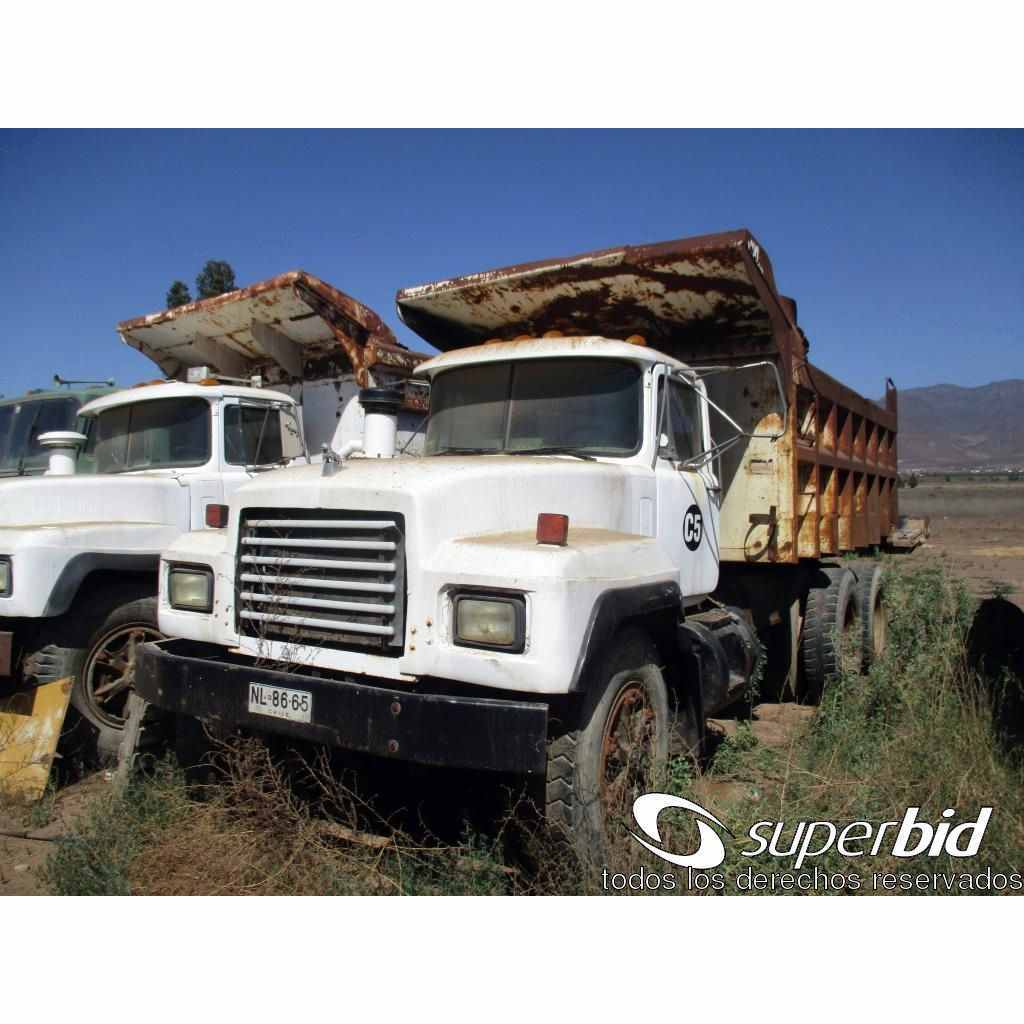 Camión tolva marca MACK Modelo RD688SX